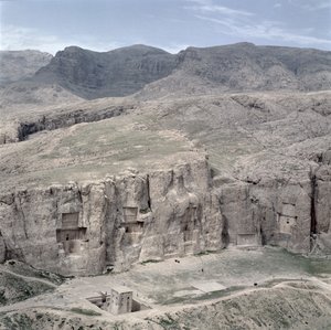 墓に刻まれた岩 作： Achaemenid